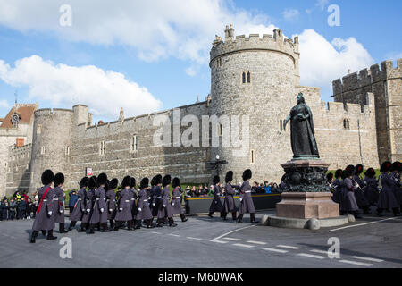 Windsor, Großbritannien. 27. Februar, 2018. Nijmegen Firma Grenadier Guards in den Wachwechsel Zeremonie im Schloss Windsor, das der Grenadier Guards Band begleitet. Credit: Mark Kerrison/Alamy leben Nachrichten Stockfoto