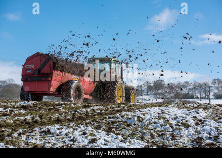 Preston, Lancashire, UK. 27 Feb, 2018. Verbreitung von Wirtschaftsdünger in einem schneebedeckten Feld, Longridge, Preston, Lancashire. Quelle: John Eveson/Alamy leben Nachrichten Stockfoto