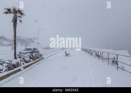 Autos Kampf entlang der Küste von Thorpe Bay in der Nähe von Southend-on-Sea, Essex. 27 Feb, 2018. Sehr ungewöhnlichen Wetterbedingungen für diesen Teil des South East England, schweren Schnee aus dem Osten vertrieben auf bitter kalten Winden, die alle den Weg aus Sibirien zu kommen. Was den Verkehr dort gefunden wurde Bedingungen mit nicht viele Leute aus Venturing schwierig. Diejenigen, die das Beste aus den Bedingungen der Credit: Timothy Smith/Alamy Leben Nachrichten aus Stockfoto