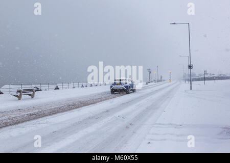 Southend-on-Sea, Essex. 27 Feb, 2018. Sehr ungewöhnlichen Wetterbedingungen für diesen Teil des South East England, schweren Schnee aus dem Osten vertrieben auf bitter kalten Winden, die alle den Weg aus Sibirien zu kommen. Was den Verkehr dort gefunden wurde Bedingungen mit nicht viele Leute aus Venturing schwierig. Diejenigen, die das Beste aus den Bedingungen der Credit: Timothy Smith/Alamy Leben Nachrichten aus Stockfoto