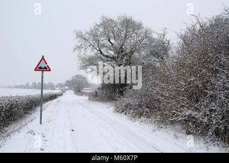 Ashford, Kent. 27 Feb, 2018. UK Wetter. Schneebedeckte Landstraße am 27. Februar 2018 als Teil der "Tier aus dem Osten' Wetter vorne fegt die UK. Noch schneit auf Pfund Lane, Brabourne Lees in der Nähe von Ashford, Kent, Vereinigtes Königreich Quelle: Liz Granat/Alamy leben Nachrichten Stockfoto