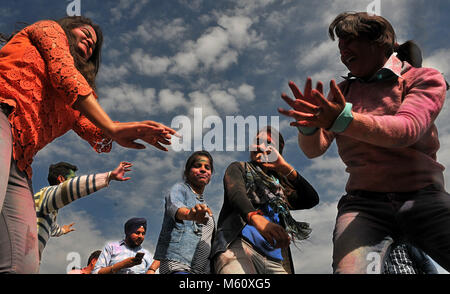 Jammu, Indien kontrollierte Kaschmir. 27 Feb, 2018. Studenten feiern das Holi Festival in Jammu, der Winter Hauptstadt von Indien, Kaschmir, Jan. 27, 2018. Holi Festival, auch als Spring Festival der Farben bekannt ist, in der Regel im späteren Teil Februar oder März fällt, und es ist von hinduistischen Einwohner rund um die Welt durch das Werfen von farbigen Pulver, oder Gulal an jedem anderen gefeiert. Credit: Stringer/Xinhua/Alamy leben Nachrichten Stockfoto