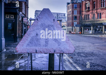 Manchester, England. 27. Februar 2018. UK Temperaturen Abtauchen als das Tier aus dem Osten bringt starken Schneefall. Arbeiten angehalten und als eisiger Witterung und Straßenverhältnisse gefährlich. 'Matthew Walker/Alamy Live News'. Stockfoto