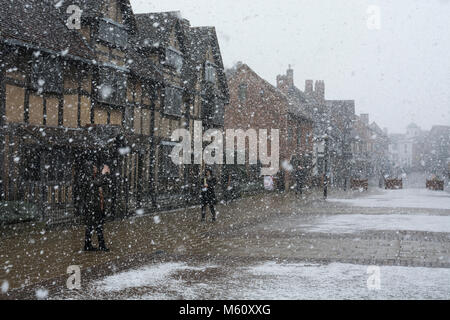 Stratford-upon-Avon, Warwickshire, Großbritannien. 27. Februar, 2018. William Shakespeares Geburtshaus und Henley Street in Stratford-upon-Avon sind umhüllt von einem Blizzard als extreme Bedingungen im Winter werden durch viel des Landes erlebt. Credit: Colin Underhill/Alamy leben Nachrichten Stockfoto