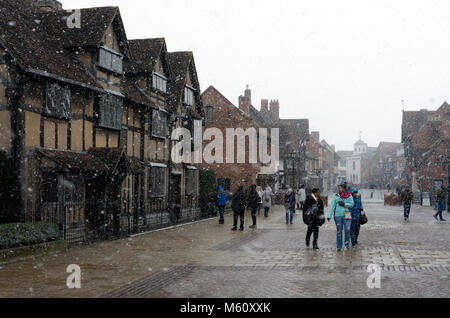 Stratford-upon-Avon, Warwickshire, Großbritannien. 27. Februar, 2018. William Shakespeares Geburtshaus und Henley Street in Stratford-upon-Avon sind umhüllt von einem Blizzard als extreme Bedingungen im Winter werden durch viel des Landes erlebt. Credit: Colin Underhill/Alamy leben Nachrichten Stockfoto