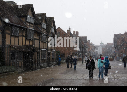 Stratford-upon-Avon, Warwickshire, Großbritannien. 27. Februar, 2018. William Shakespeares Geburtshaus und Henley Street in Stratford-upon-Avon sind umhüllt von einem Blizzard als extreme Bedingungen im Winter werden durch viel des Landes erlebt. Credit: Colin Underhill/Alamy leben Nachrichten Stockfoto