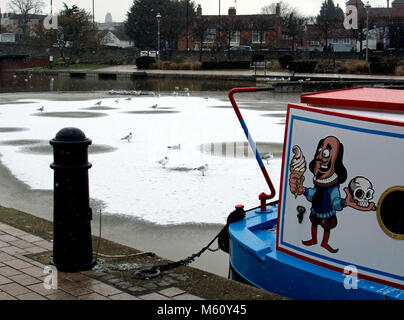 Stratford-upon-Avon, Warwickshire, England, UK. 27. Februar 2018. "Jetzt ist der Winter unserer Unzufriedenheit'. William Shakespeare gesehen, genießen ein Eis an der Seite der gefrorenen Hafenbecken in Bancroft Gärten, Stratford-upon-Avon. Credit: Colin Underhill/Alamy leben Nachrichten Stockfoto