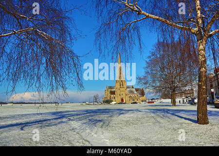 London, Großbritannien. 27. Februar 2018. All Saints Church im Winter Sonnenschein während der verschneiten Wetter in Blackheath, London: Paul Brown/Alamy leben Nachrichten Stockfoto