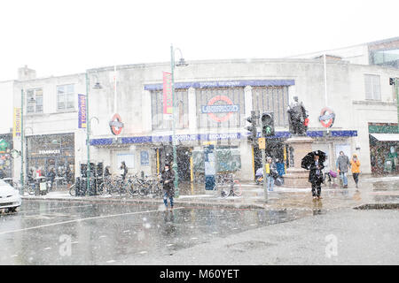 Tooting, London, UK. 27. Februar, 2018. Käufer Kampf durch den Schnee in Tooting, South London, England, UK. Kredit: Kredite: London London Snapper Snapper/Alamy leben Nachrichten Stockfoto