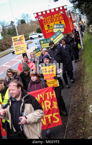 Aberystwyth, Großbritannien. 27 Feb, 2018. Aberystwyth Studenten und Dozenten März für Rentenansprüche Credit: Giles W Bennet/Alamy leben Nachrichten Stockfoto