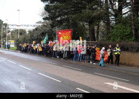 Aberystwyth, Großbritannien. 27 Feb, 2018. Aberystwyth Studenten und Dozenten März für Rentenansprüche Credit: Giles W Bennet/Alamy leben Nachrichten Stockfoto