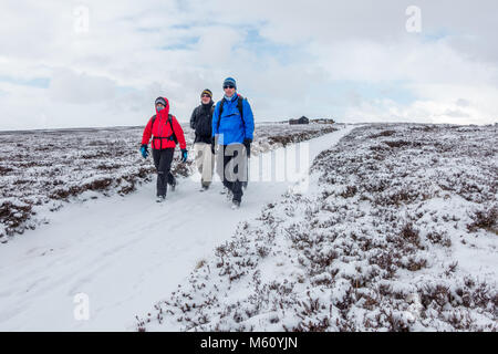 Burley-in-Wharfedale, West Yorkshire, UK. 27. Februar 2018. UK Wetter: Leute genießen Wandern in Ilkley Moor in den Schnee vom Tier aus dem Osten. Rebecca Cole/Alamy leben Nachrichten Stockfoto