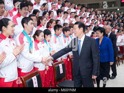 (180227) - Peking, Februar 27, 2018 (Xinhua) - chinesische Vizepremier Zhang Jaili erfüllt mit der chinesischen Delegation, die nach Hause PyeongChang Winter Olympics, in Peking, der Hauptstadt von China, Februar 27, 2018 zurück. (Xinhua / Wang Ye) (lb) Stockfoto