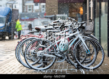 London, Großbritannien. 27. Februar, 2018: Fahrräder abgedeckt, da der Schnee beginnt im Süden von London, UK zu fallen. Credit: Ashley Western/Alamy leben Nachrichten Stockfoto