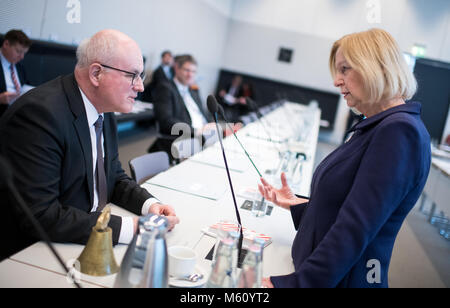 Berlin, Deutschland. 27 Feb, 2018. Volker Kauder, Chef der Christlich Demokratischen Union (CDU) / Christlich Soziale Union (CSU) Bundestagsfraktion und Johanna Wanka (CDU), Bundesministerin für Bildung, im Gespräch zu Beginn der Sitzung der CDU/CSU-Fraktion im Deutschen Bundestag. Foto: Bernd von Jutrczenka/dpa Quelle: dpa Picture alliance/Alamy leben Nachrichten Stockfoto