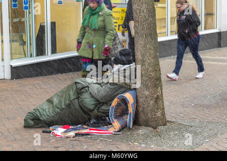 Northampton. Großbritannien 27. Februar 2018. Wetter. Obdachlose in Abinging Street, Northampton Town Center aufgewickelt oben gegen die kalten Nachmittag biitterly tempretures bei -1% Quelle: Keith J Smith./Alamy leben Nachrichten Stockfoto