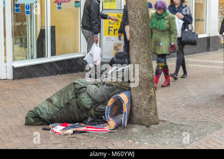 Northampton. Großbritannien 27. Februar 2018. Wetter. Obdachlose in Abinging Street, Northampton Town Center aufgewickelt oben gegen die kalten Nachmittag biitterly tempretures bei -1% Quelle: Keith J Smith./Alamy leben Nachrichten Stockfoto