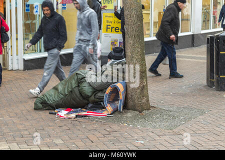 Northampton. Großbritannien 27. Februar 2018. Wetter. Obdachlose in Abinging Street, Northampton Town Center aufgewickelt oben gegen die kalten Nachmittag biitterly tempretures bei -1% Quelle: Keith J Smith./Alamy leben Nachrichten Stockfoto