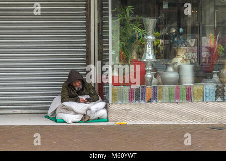 Northampton. Großbritannien 27. Februar 2018. Wetter. Obdachlose in Abinging Street, Northampton Town Center aufgewickelt oben gegen die kalten Nachmittag biitterly tempretures bei -1% Quelle: Keith J Smith./Alamy leben Nachrichten Stockfoto