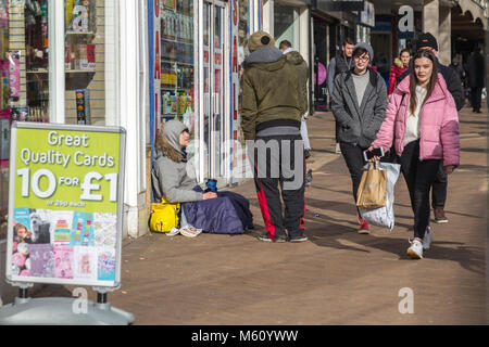 Northampton. Großbritannien 27. Februar 2018. Wetter. Obdachlose in Abinging Street, Northampton Town Center aufgewickelt oben gegen die kalten Nachmittag biitterly tempretures bei -1% Quelle: Keith J Smith./Alamy leben Nachrichten Stockfoto