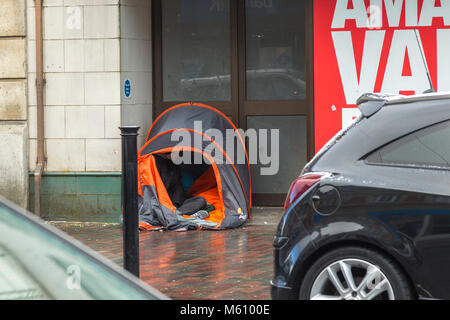 Northampton. Großbritannien 27. Februar 2018. Wetter. Obdachlose in Abinging Street, Northampton Town Center aufgewickelt oben gegen die kalten Nachmittag biitterly tempretures bei -1% Quelle: Keith J Smith./Alamy leben Nachrichten Stockfoto