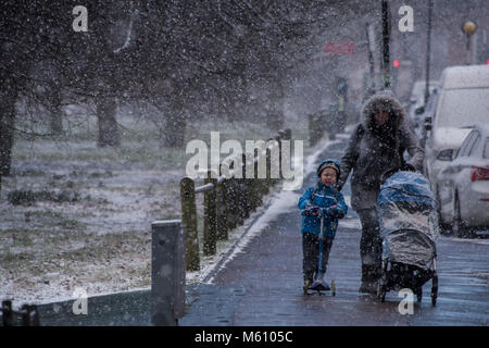 London, Großbritannien. 27 Feb, 2018. Pendler und Familien stehen vor einem miserablen Reise zurück vom Clapham South U-Bahn wie der Schnee bei Minusgraden im Clapham fällt. Credit: Guy Bell/Alamy leben Nachrichten Stockfoto