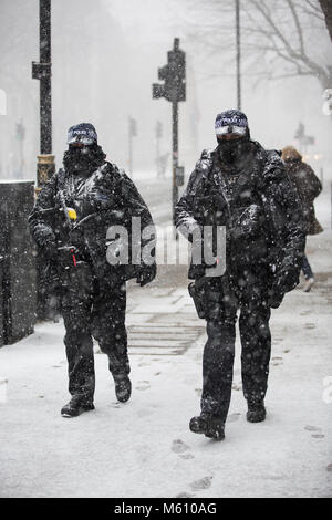London, Großbritannien. 27. Februar, 2018. Tier aus dem Osten storm London trifft. 27. Februar 2018. Schwere Schnee duschen Whitehall London heute. Bewaffnete Polizei außerhalb der Downing Street Tore cover up fromn der Schnee als "Tier aus dem Osten" erreicht London. Credit: Clickpics/Alamy leben Nachrichten Stockfoto
