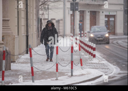 Krakau, Polen. 27 Feb, 2018. Ein Mann bei einer niedrigen Temperatur Tag in Krakau. Credit: Omarques 27022018 12.jpg/SOPA Images/ZUMA Draht/Alamy leben Nachrichten Stockfoto