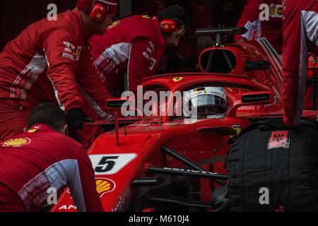 Barcelona, Spanien. 27 Feb, 2018. SEBASTIAN VETTEL (GER) im Ferrari SF-71H auf der Pit Stop am Tag 2 der Formel-1-Prüfung am Circuit de Catalunya Credit: Matthias Oesterle/Alamy leben Nachrichten Stockfoto