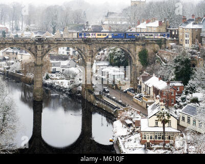 Knaresborough in Yorkshire, UK. 27 Feb, 2018. Nördliche Bahn Die Bahn Viadukt überqueren im Schnee auf Knaresborough North Yorkshire England Credit: Mark Sunderland/Alamy leben Nachrichten Stockfoto