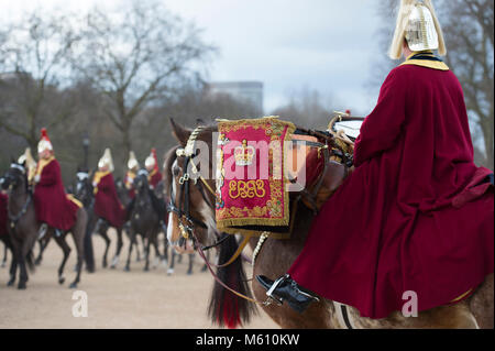 Horse Guards Parade, London, UK. 27. Februar 2018. Die Household Cavalry Band mit Trommel Pferde begleiten Rettungsschwimmer einmal jährlich zu Ändern der Guard Zeremonie, bringt junge Pferde ihnen eine Erfahrung der städtischen Lärm und der Hektik zu geben. Schneegestöber fallen während der Zeremonie. Credit: Malcolm Park/Alamy Leben Nachrichten. Stockfoto