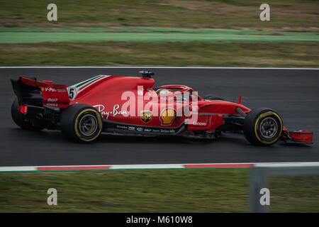 Barcelona, Spanien. 27 Feb, 2018. SEBASTIAN VETTEL (GER) Laufwerke in seinem Ferrari SF-71H während der 2. Tag des Formel-1-Prüfung am Circuit de Catalunya Credit: Matthias Oesterle/Alamy leben Nachrichten Stockfoto