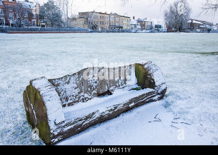 Windsor, Großbritannien. 27. Februar, 2018. Am späten Nachmittag Schneefall im Windsor Great Park. Credit: Mark Kerrison/Alamy leben Nachrichten Stockfoto