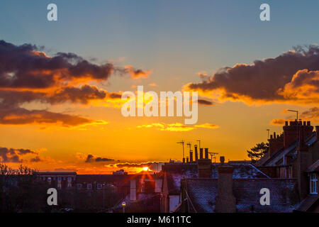 Northampton, Großbritannien 27. Februar 2018. Wetter. Bunte Ende an den Tag über die Dächer in einen goldenen Sonnenuntergang und ein helles Abstauben der Schnee auf den Dächern. Credit: Keith J Smith./Alamy leben Nachrichten Stockfoto