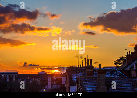 Northampton, Großbritannien 27. Februar 2018. Wetter. Bunte Ende an den Tag über die Dächer in einen goldenen Sonnenuntergang und ein helles Abstauben der Schnee auf den Dächern. Credit: Keith J Smith./Alamy leben Nachrichten Stockfoto