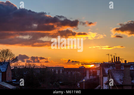 Northampton, Großbritannien 27. Februar 2018. Wetter. Bunte Ende an den Tag über die Dächer in einen goldenen Sonnenuntergang und ein helles Abstauben der Schnee auf den Dächern. Credit: Keith J Smith./Alamy leben Nachrichten Stockfoto