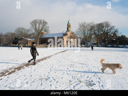 London, Großbritannien. 27. Februar, 2018. Hunde und die Bewohner genießen Sie den Schnee nach der Ankunft der sogenannten Tier aus dem Osten Kälteeinbruch. Foto Datum: Dienstag, 27. Februar 2018. Credit: Roger Garfield/Alamy leben Nachrichten Stockfoto