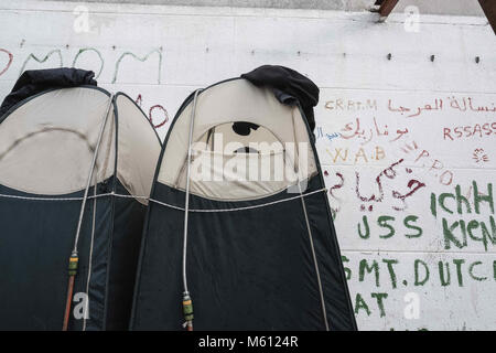 Sid, Vojvodina, Serbien. 10 Feb, 2018. Außerhalb einer verlassenen Fabrik in der Nähe der serbisch-kroatischen Grenze ein Wanderarbeitnehmer aus dem Iran Duschen in einem mobile Dusche von der internationalen Hilfsorganisationen zur Verfügung gestellt. Sid ist eine Stadt im Bezirk Srem der autonomen Provinz Vojvodina, Serbien. Die Stadt von Sid ist direkt neben der serbisch-kroatischen Grenze entfernt. Die balkanroute wurde offiziell vor über einem Jahr mit Kroatien und Ungarn Erhöhung der Sicherheit der Grenzen, die Migranten und Flüchtlinge in Serbien klemmt geführt hat geschlossen. Während die Grenzen um Serbien haben Stockfoto