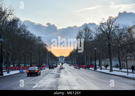 Die Mall, London, UK. 27. Februar 2018. Das Wetter vorne löscht nach dem Schneefall. Schnee fällt in Central London. Quelle: Matthew Chattle/Alamy leben Nachrichten Stockfoto