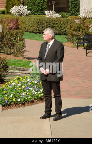 Charlotte, NC. 27 Feb, 2018. Der ehemalige US-Präsident Bill Clinton traf sich mit Sohn von Billy Graham, Franklin Graham, in der Charlotte heute. Franklin nahm der Präsident in Billy Graham's Elternhaus, in dem sein Vater in der Ruhe liegt. Clinton war für einen längeren Besuch mit dem Graham Familie vor den Medien seine Dankbarkeit für das Leben und Wirken von Pfr. Graham zu teilen. Credit: Schloss Bilder/Alamy Leben Nachrichten. Stockfoto