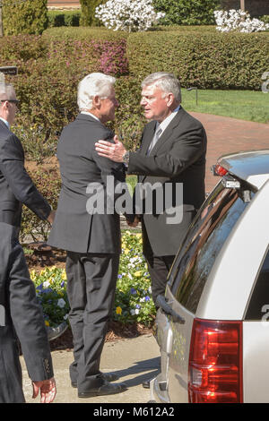 Charlotte, NC. 27 Feb, 2018. Der ehemalige US-Präsident Bill Clinton traf sich mit Sohn von Billy Graham, Franklin Graham, in der Charlotte heute. Franklin nahm der Präsident in Billy Graham's Elternhaus, in dem sein Vater in der Ruhe liegt. Clinton war für einen längeren Besuch mit dem Graham Familie vor den Medien seine Dankbarkeit für das Leben und Wirken von Pfr. Graham zu teilen. Credit: Schloss Bilder/Alamy Leben Nachrichten. Stockfoto