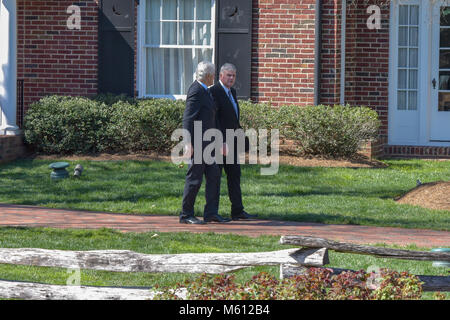 Charlotte, NC. 27 Feb, 2018. Der ehemalige US-Präsident Bill Clinton traf sich mit Sohn von Billy Graham, Franklin Graham, in der Charlotte heute. Franklin nahm der Präsident in Billy Graham's Elternhaus, in dem sein Vater in der Ruhe liegt. Clinton war für einen längeren Besuch mit dem Graham Familie vor den Medien seine Dankbarkeit für das Leben und Wirken von Pfr. Graham zu teilen. Credit: Schloss Bilder/Alamy Leben Nachrichten. Stockfoto