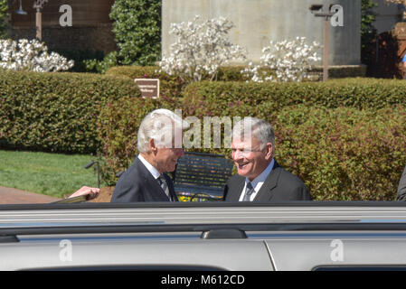 Charlotte, NC. 27 Feb, 2018. Der ehemalige US-Präsident Bill Clinton traf sich mit Sohn von Billy Graham, Franklin Graham, in der Charlotte heute. Franklin nahm der Präsident in Billy Graham's Elternhaus, in dem sein Vater in der Ruhe liegt. Clinton war für einen längeren Besuch mit dem Graham Familie vor den Medien seine Dankbarkeit für das Leben und Wirken von Pfr. Graham zu teilen. Credit: Schloss Bilder/Alamy Leben Nachrichten. Stockfoto