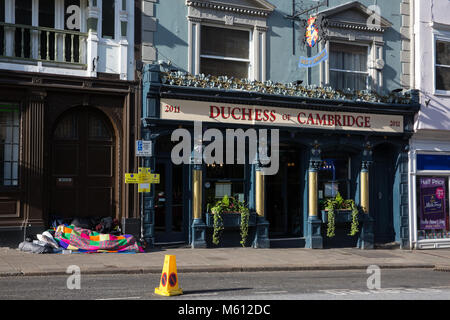 Windsor, Großbritannien. 27. Februar, 2018. Eine obdachlose Person schläft in der High Street gegenüber von Schloss Windsor nach einer Nacht des unter dem Gefrierpunkt. Die Royal Borough of Windsor und Maidenhead erweitert seine schwere Wetter Not-Protokoll, in der Regel ausgelöst, wenn Temperaturen prognostiziert werden zu Stürzen auf Null oder darunter für drei aufeinanderfolgende Nächte, bis zum 5. März als Folge der schweren Wetterbedingungen während, was erwartet wird, die kältesten Woche Der Winter in Großbritannien zu werden. Credit: Mark Kerrison/Alamy leben Nachrichten Stockfoto