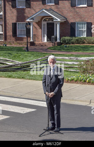 Charlotte, NC. 27 Feb, 2018. Der ehemalige US-Präsident Bill Clinton traf sich mit Sohn von Billy Graham, Franklin Graham, in der Charlotte heute. Franklin nahm der Präsident in Billy Graham's Elternhaus, in dem sein Vater in der Ruhe liegt. Clinton war für einen längeren Besuch mit dem Graham Familie vor den Medien seine Dankbarkeit für das Leben und Wirken von Pfr. Graham zu teilen. Credit: Schloss Bilder/Alamy Leben Nachrichten. Stockfoto