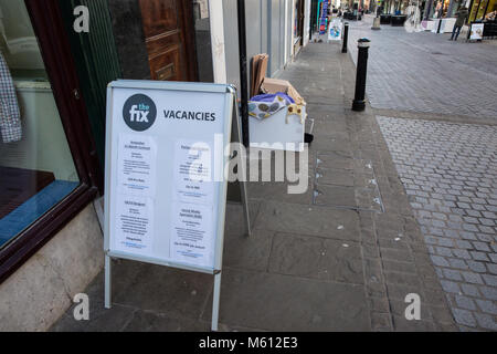 Windsor, Großbritannien. 27. Februar, 2018. Eine obdachlose Person schläft in der High Street nach einer Nacht des unter dem Gefrierpunkt. Die Royal Borough of Windsor und Maidenhead erweitert seine schwere Wetter Not-Protokoll, in der Regel ausgelöst, wenn Temperaturen prognostiziert werden zu Stürzen auf Null oder darunter für drei aufeinanderfolgende Nächte, bis zum 5. März als Folge der schweren Wetterbedingungen während, was erwartet wird, die kältesten Woche Der Winter in Großbritannien zu werden. Credit: Mark Kerrison/Alamy leben Nachrichten Stockfoto