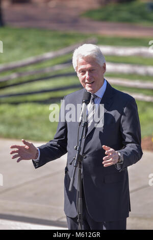 Charlotte, NC. 27 Feb, 2018. Der ehemalige US-Präsident Bill Clinton traf sich mit Sohn von Billy Graham, Franklin Graham, in der Charlotte heute. Franklin nahm der Präsident in Billy Graham's Elternhaus, in dem sein Vater in der Ruhe liegt. Clinton war für einen längeren Besuch mit dem Graham Familie vor den Medien seine Dankbarkeit für das Leben und Wirken von Pfr. Graham zu teilen. Credit: Schloss Bilder/Alamy Leben Nachrichten. Stockfoto