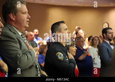 Ft. Lauderdale, FL, USA. 27 Feb, 2018. Coconut Creek Officer Michael Leonard, Mitte, mit Police Chief Albert 'Butch''Arenal an seiner Seite, sagt den Treueeid zu Beginn des Broward County Kommission treffen in Fort Lauderdale am Dienstag, Februar 27, 2018. Die kommissare der Offizier und seine Abteilung geehrt, in der Verkündigung Februar 27 Officer Michael Leonard und Coconut Creek Police Department Anerkennung Tag. Officer Leonard gestoppt Marjory Stoneman Douglas High gunman Nikolas Cruz. Amy Beth Bennett, Sun Sentinel Credit: Sonne-hinweissymbol/ZUMA Draht/Alamy leben Nachrichten Stockfoto