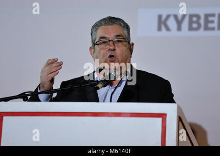 Athen, Griechenland, 27. Februar, 2018. Dimitris Koutsoumpas, Generalsekretär der Kommunistischen Partei Griechenlands, Adressen Verfechter am Syntagma Platz während des Protestes gegen die Politik der NATO, der Europäischen Union und der USA auf dem Balkan, in Athen, Griechenland. Credit: Nicolas Koutsokostas/Alamy Leben Nachrichten. Stockfoto