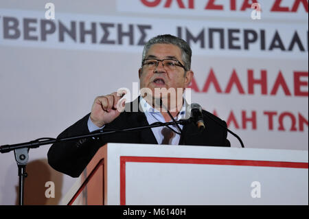 Athen, Griechenland, 27. Februar, 2018. Dimitris Koutsoumpas, Generalsekretär der Kommunistischen Partei Griechenlands, Adressen Verfechter am Syntagma Platz während des Protestes gegen die Politik der NATO, der Europäischen Union und der USA auf dem Balkan, in Athen, Griechenland. Credit: Nicolas Koutsokostas/Alamy Leben Nachrichten. Stockfoto